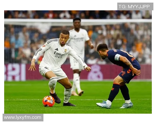 西甲经典对决皇马3-0巴萨帽子戏法引发全场狂欢战术解析